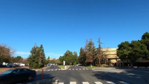 Stanford California USA - leden2020. Jezdit pomalu prázdným univerzitním kampusem, žádní studenti — Stock video