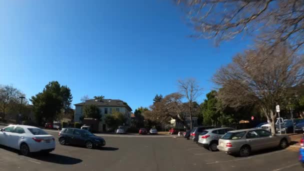 스탠퍼드 캘리포니아 USA - 2020 년 1 월. 천천히 비어 있는 대학 캠퍼스를 운전하고 — 비디오