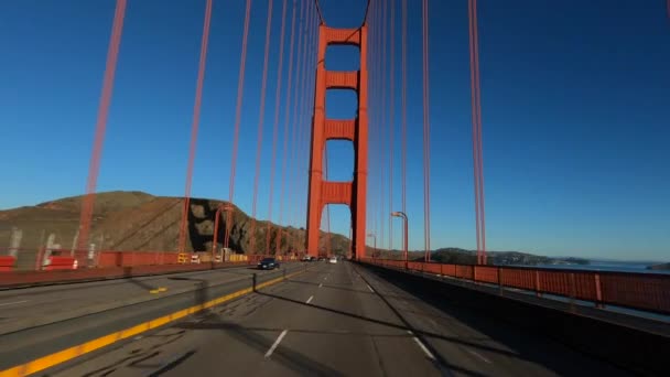 Сан-Франциско, Калифорния, США - январь 2020 года. Проезжая знаменитый мост Golden Gate, без облаков голубое ясное небо — стоковое видео