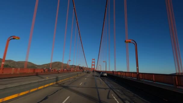 San Francisco California USA - Enero 2020. Conducir famoso puente Golden Gate, sin nubes cielo azul claro — Vídeos de Stock