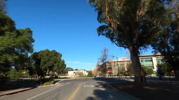 Στάνφορντ Καλιφόρνια ΗΠΑ - Ιανουάριος 2020. Οδηγώντας αργά άδειο πανεπιστημιούπολη, δεν φοιτητές — Αρχείο Βίντεο