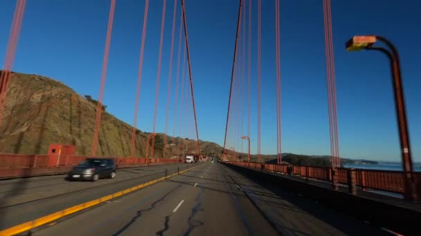San Francisco California USA - gennaio 2020. Rallentatore Guidando famoso Golden Gate Bridge, senza nuvole cielo limpido blu — Video Stock