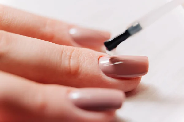 Manikyr Process Manicurist Målar Naglarna Nagellack — Stockfoto