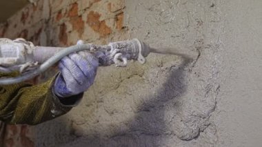 Havan sıva makinesi. Otomatik sıva. Ev ya da apartman onarımı ya da tadilatı. İnşaatçı