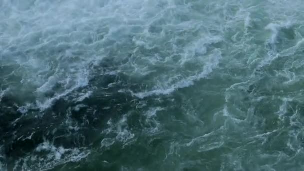 La surface de l'eau à partir d'une vue d'oeil d'oiseau. Vagues de mer par temps nuageux. — Video