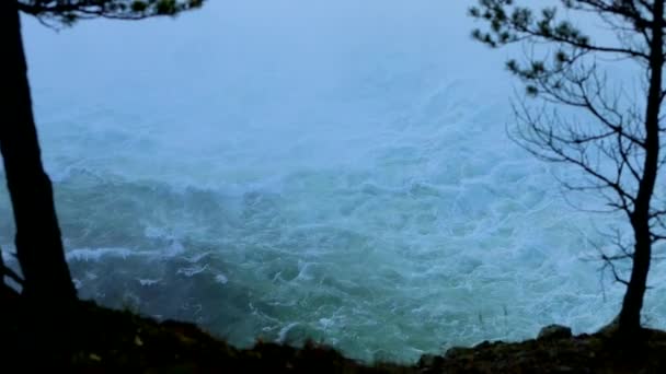 La surface de l'eau à partir d'une vue d'oeil d'oiseau. Vagues de mer par temps nuageux. — Video