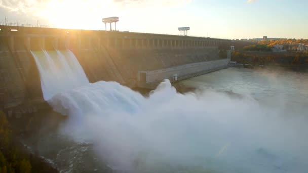 Bratsk hidroelektrik santralinde su boşaltımı. — Stok video