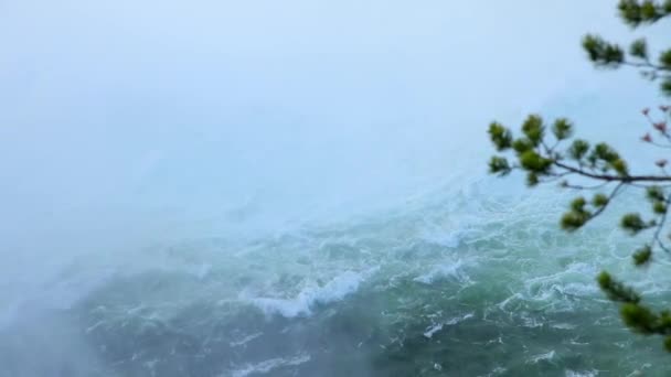 La superficie del agua desde la vista de un pájaro. Viendo olas en un día nublado. — Vídeos de Stock