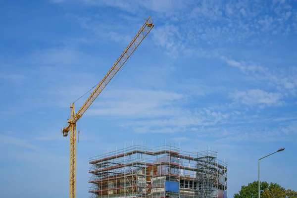 Torre Grúa Sobre Edificio Construcción Contra Telón Fondo Cielo Azul — Foto de Stock