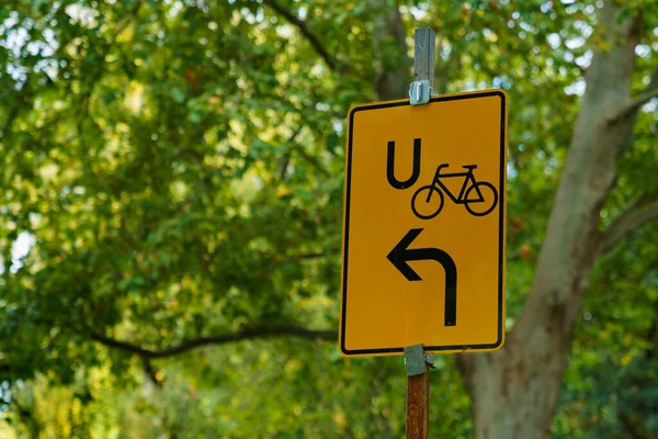 Panneau Rectangulaire Jaune Route Contournement Vélo Sur Fond Arbres Feuillage — Photo