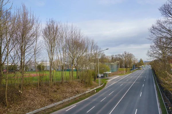 Utsikt Från Bron Till Vägen Buss Och Bilar Kör Längs — Stockfoto