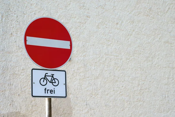 Pas Panneau Entrée Sur Fond Mur Blanc Panneau Avec Vélo — Photo