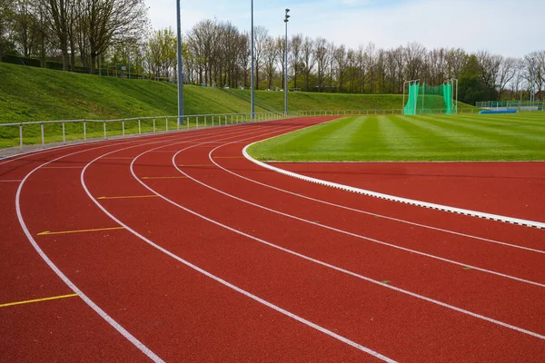 Koşu bantlı spor stadyumu. Yeşil çimen.