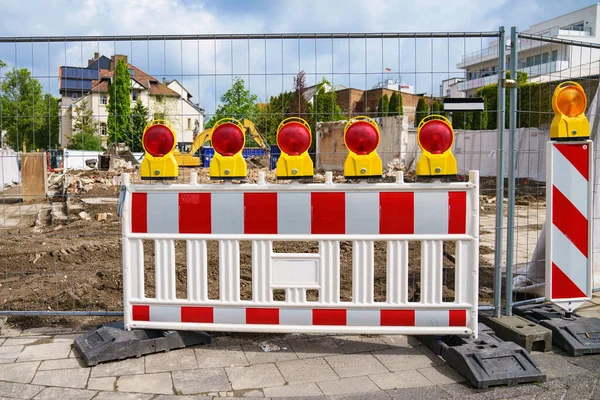 Barrera Portátil Plástico Rojo Blanco Frente Una Obra Construcción Luces —  Fotos de Stock