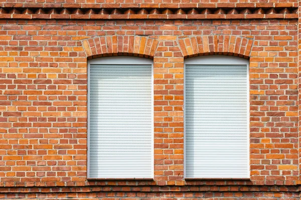 Фрагмент Кирпичной Стены Здания Двумя Окнами Окна Покрыты Белыми Жалюзи — стоковое фото
