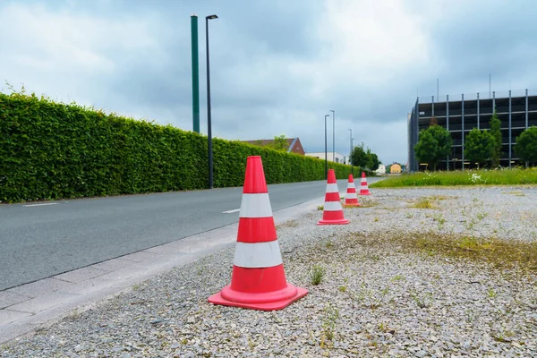 Ljusa Orange Och Vita Trafikkoner Står Rad Sidan Stadsgata — Stockfoto