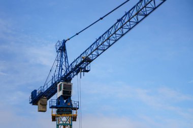 Bir vinç operatörünün kulübesinde patlamanın bir kısmı açık bulutlu mavi gökyüzüne karşıydı..