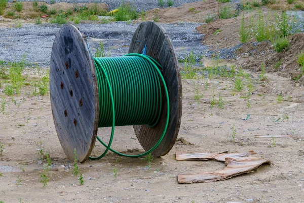 Nearly Empty Wooden Reel Remains Green Cable Construction Site — Stock Photo, Image