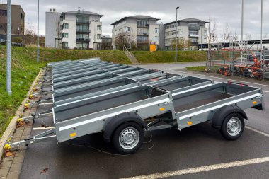 Birkaç küçük karavan konut binalarının yanındaki bir otoparkta dizildi. Hava bulutlu görünüyor. Karavanlar şahıslar ya da şirketler tarafından kullanıma ya da kiralanmaya hazır..