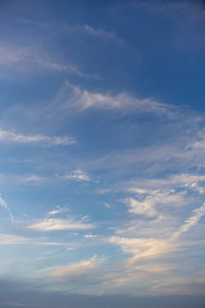 Gökyüzünün sakin bir görüntüsü, atmosfer sahnesinde huzur içinde süzülen yumuşak, narin beyaz ve pembe bulutlarla tepeden açık pembe ve mor renge doğru bir gradyanı gösteriyor.