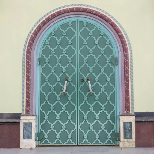 doors with wrought-iron plates, the entrance to the chapel