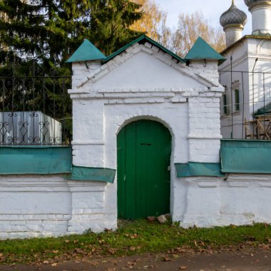 Taş çitin eski kapısı, tapınağın girişi.