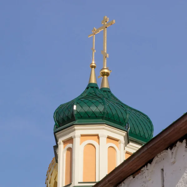 ロシアのコストロマにあるイパチェフ修道院の教会のドーム — ストック写真