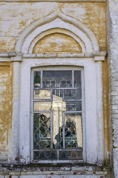 Παλιά Παράθυρα Τοίχους Από Τούβλα Στοιχεία Της Αρχιτεκτονικής Της Εκκλησίας — Φωτογραφία Αρχείου