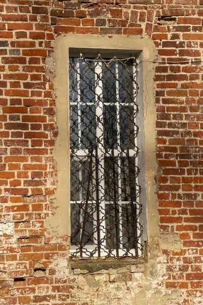 Alte Fenster Ziegelwänden Elemente Der Kirchenarchitektur — Stockfoto