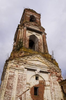 Ortodoks Kilisesi 'nin terk edilmiş çan kulesi, Rusya, Kostroma bölgesi, Sudislavsky bölgesi, eski Ust-Penye köyü