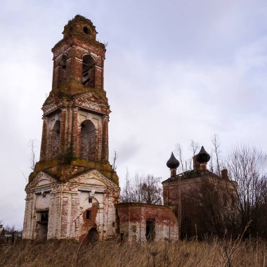 Terk edilmiş kırmızı tuğla Ortodoks Kilisesi, Rusya, Kostroma bölgesi, Sudislavsky bölgesi, eski Ust-Penye köyü