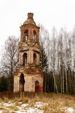 Terk edilmiş üç katlı Ortodoks çan kulesi
