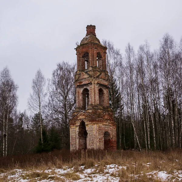 俄罗斯贝尔弗里德Troitsa Zazharye Kostroma地区三位一体教堂的景观废弃钟塔 — 图库照片