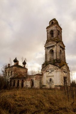 Terk edilmiş kırmızı tuğla Ortodoks Kilisesi, Rusya, Kostroma bölgesi, Sudislavsky bölgesi, eski Ust-Penye köyü