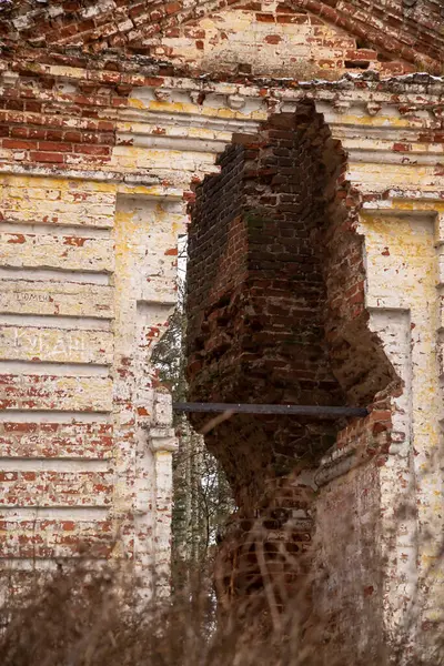 Som Åpner Ødelagt Murbygning Den Hellige Treenighets Kirke Troitsa Zazharje – stockfoto