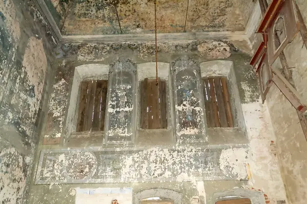 Terk Edilmiş Bir Kilisenin Içindeki Pencereler — Stok fotoğraf