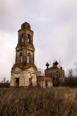 Terk edilmiş kırmızı tuğla Ortodoks Kilisesi, Rusya, Kostroma bölgesi, Sudislavsky bölgesi, eski Ust-Penye köyü