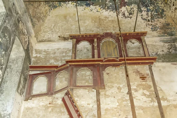 Terk Edilmiş Bir Kilisenin Içinde Yıkılmış Bir Ikonostaz Kalıntısı — Stok fotoğraf