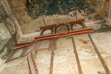 Terk edilmiş bir kilisenin içinde yıkılmış bir ikonostaz kalıntısı.