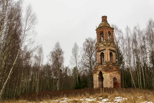 俄罗斯贝尔弗里德Troitsa Zazharye Kostroma地区三位一体教堂的景观废弃钟塔 — 图库照片