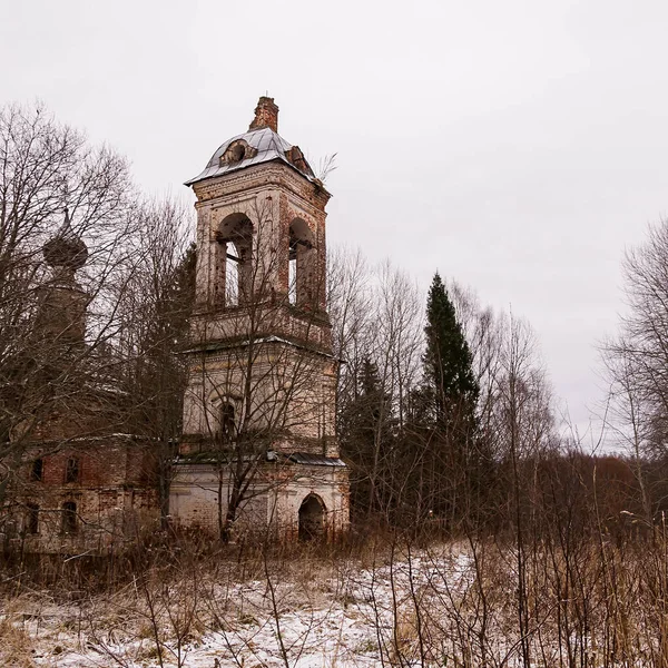 俄罗斯科斯特罗马州Salenka地区的教堂 一座废弃寺庙的钟楼 — 图库照片