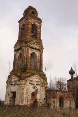 Ortodoks Kilisesi 'nin terk edilmiş çan kulesi, Rusya, Kostroma bölgesi, Sudislavsky bölgesi, eski Ust-Penye köyü