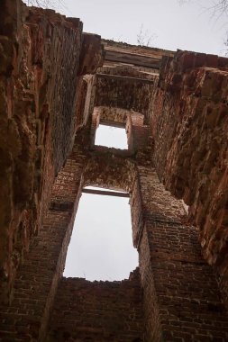 Terk edilmiş çan kulesi aşağıdan yukarıya, Trinity-Zagarye Kilisesi, Rusya, Kostroma oblast