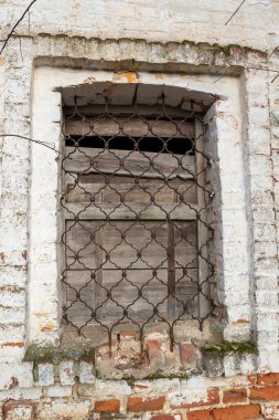 Dışarıdan eski ve terk edilmiş bir tapınağın penceresi
