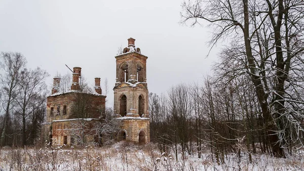 冬季被毁的古寺 俄罗斯科斯特罗马州Panino村圣以利亚教堂 — 图库照片