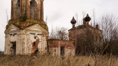 Terk edilmiş kırmızı tuğla Ortodoks Kilisesi, Rusya, Kostroma bölgesi, Sudislavsky bölgesi, eski Ust-Penye köyü