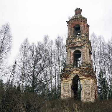 Terk edilmiş üç katlı Ortodoks çan kulesi