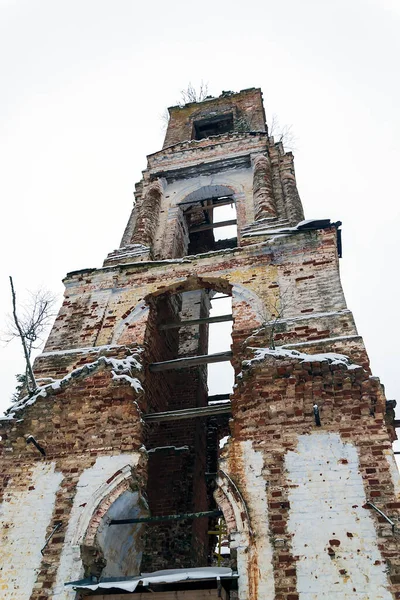 这座钟楼在俄罗斯科斯特罗马州Bychikha村Meuse河畔的冬季升天教堂被毁 — 图库照片