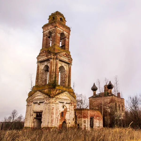 Övergiven Röd Tegelsten Ortodoxa Kyrkan Ryssland Kostroma Region Sudislavskij Distriktet — Stockfoto