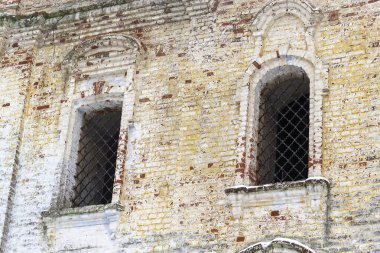 Terk edilmiş eski bir kilisenin penceresi